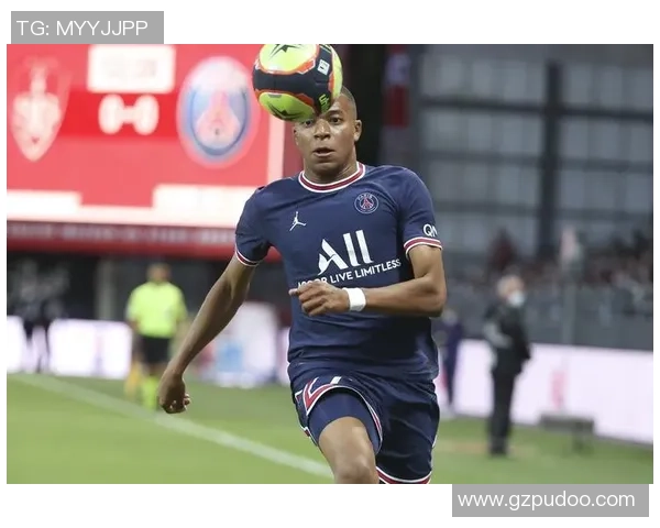 成王之路的苦涩勋章：姆巴佩带伤折戟，左膝之痛下的“凡人”时刻与C罗高山的仰望